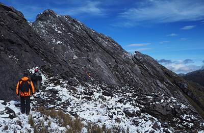 gunung tertinggi di indonesia ngga pilimsit